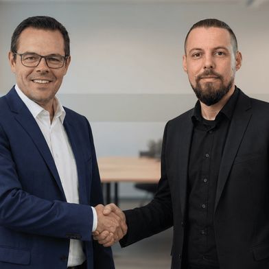 Besiegeln die Partnerschaft im Industrial Business Ecosystem: Torsten Hartinger, Geschäftsführer der Solid System Team GmbH (rechts), und Andreas Hahn, CEO der Formways GmbH (links). (Bild: Solid System Team GmbH)
