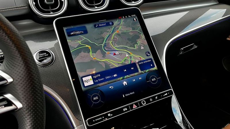 6. Die Bedienung: Etwas mehr zu kritisieren gibt es bei der Bedienung. Zwar befindet sich unter dem Touchscreen noch eine Schalterleiste für wichtige Funktionen, doch deren Schaltflächen sind nicht gegeneinander abgegrenzt, sodass der Fahrer doch genau hinschauen muss, um den richtigen Punkt zu treffen. Auch reagiert der Taster nicht immer sofort. Die Bedienung des Touchscreens hingegen gelingt dank großer Symbole und Touchflächen sowie durchdachter Menüführung recht leicht. Und die Sprachsteuerung kapiert sogar vertrackte Adresseingaben. (Bild: Simon – VCG)