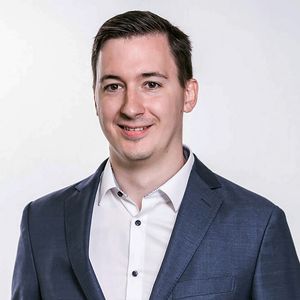 Manuel Gmeiner, Geschäftsleiter bei der Heron CNC-Technik GmbH: „Die Zusammenarbeit mit Zeller+Gmelin und Hydac ist für uns ein weiterer wichtiger Baustein in Richtung umfassende Digitalisierung unserer Produktion.“(Bild:  Heron / Michael Gunz PhotoVideoImageediting)