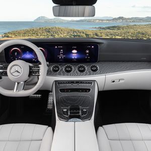 Zur Serienausstattung gehört künftig ein aus zwei 10,25-Zoll-Displays bestehendes Cockpit.(Bild:  Daimler)