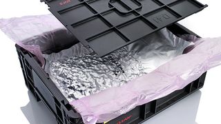 Vakuumverpackte Schrauben im KLT durch Luftpolsterfolie gegen Erschütterungen beim Transport gesichert. (Bild: Ejot)