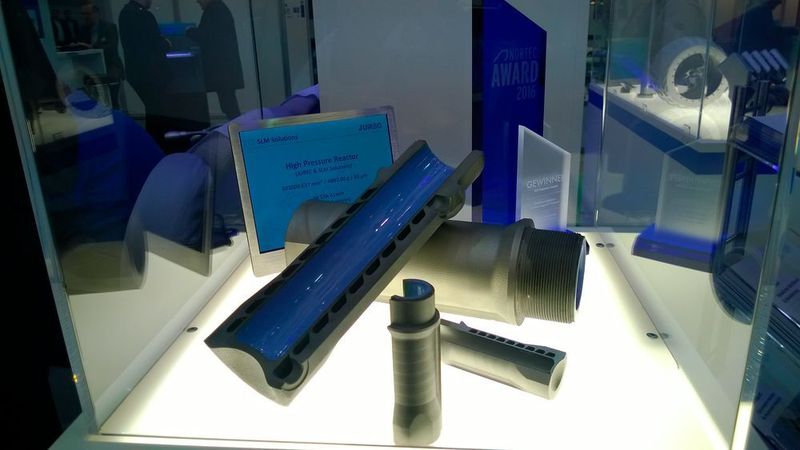 Am Stand von SLM Solutions: Mittels Lasersintern hergestellter Hochdruckreaktor der Fa. Thaletec für die Verfahrenstechnik. Durch das Lasersintern wird es möglich, innere Strukturen, wie hier einen Temperierkanal, zu integrieren. (Bild: D.Quitter/konstruktionspraxis)