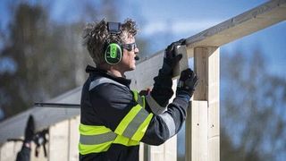 Das solarbetriebene Headset von 3M funktioniere im Freien – aber nicht nur: Auch 
in geschlossenen Räumen wie Werkstatt oder Lagerhalle wandle die patentierte 
Solarzellentechnologie Powerfoyle Licht in Akkupower um. (Bild: 3M)
