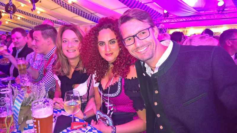 Jens Dissmann, Microsoft, mit seinen charmanten Tischdamen Besa Agaj, IT-BUSINESS, und Susanne Veller, Microsoft. (Bild: IT-BUSINESS)