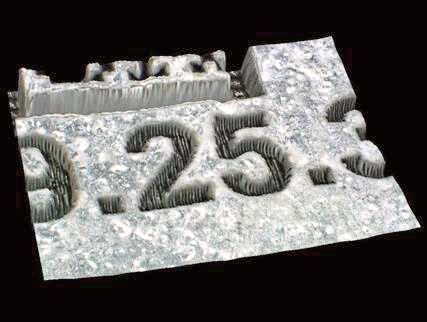 Diese gratfreie Gravur auf Aluminium mit einer Schrifthöhe von 1 mm gelang mit einem Ultrakurzpulslaser. (ACI Laser)