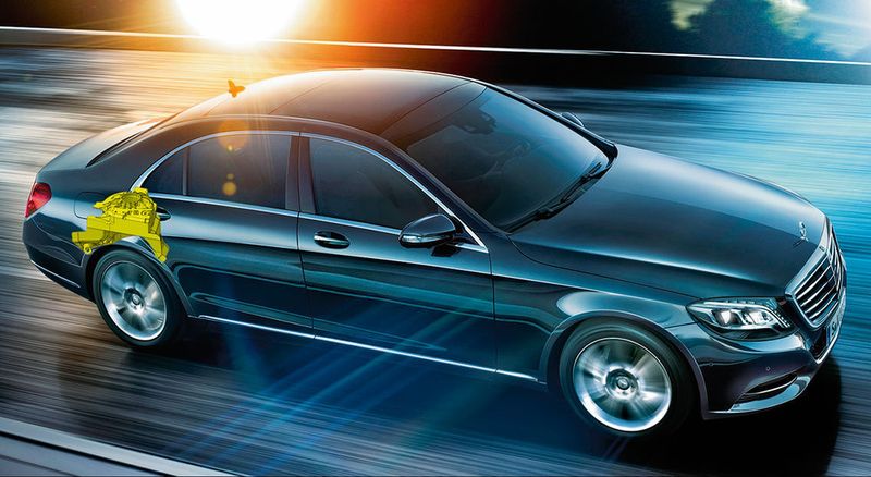 Fahrzeug der Mercedes-Baureihe «BR222» (S-Klasse) mit lagerichtig eingespiegeltem hinterem Federbeindom. (Daimler)