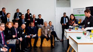 Zum Auftakt des Bildungspanels hatte der Veranstalter kleine Experimente vorbereitet. „Wir müssen in Sachen MINT-Bildung Dampf machen“, erklärt Dr. Brenda Pfenning, Bereichsleiterin Bildung der Initiative Junge Forscherinnen und Forscher e.V. (3.v.r.) (Anderas Grasser/IJF)