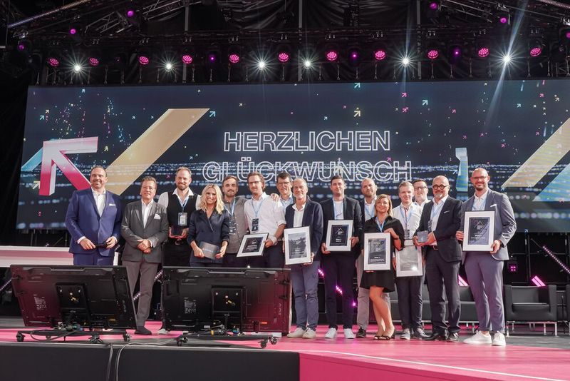 Zusammen mit dem Bundesverband Mittelständische Wirtschaft (BVMW) zeichnete die Telekom Digitalisierungs- und Transformationsprojekte im deutschen Mittelstand mit dem Digital X Award 2022 aus (© Deutsche Telekom)