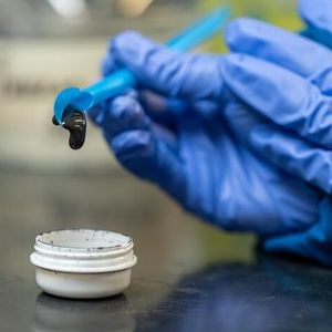 Nadat het bindmiddel met het elektrodepoeder is gemengd, ontstaat er een dikke slurry die wordt gebruikt om een elektrodelaag aan te brengen. (Bron:David Baillot | UC San Diego Jacobs School of Engineering (CC BY-ND 4.0))