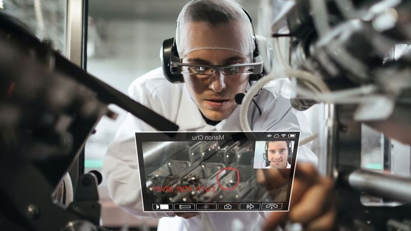 Die AR-Brille ist in der Industrie bereits etabliert. Jetzt unterstützt KI den Servicetechniker zusätzlich. (Bild:  TeamViewer)