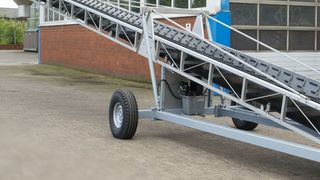 Zwei Drittel der Förderbandlänge der neuen mobilen Edelstahl-Förderer mit Anhängerkupplung sind freischwebend ausgeführt. (Bild: Apullma)