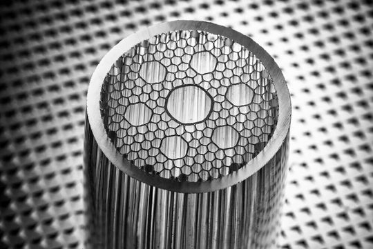 Patentierte Accucore-HCF-Hohlkernfaser mit Luftkern statt siliziumbasiertem Kern(Bild:  LWL-Sachsenkabel)