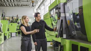 Digitale Assistenzsysteme vereinfachen die Maschinenbedienung und erhöhen durch automatische Anpassungen die Anlageneffizienz und Produktqualität. (Bild: Engel)