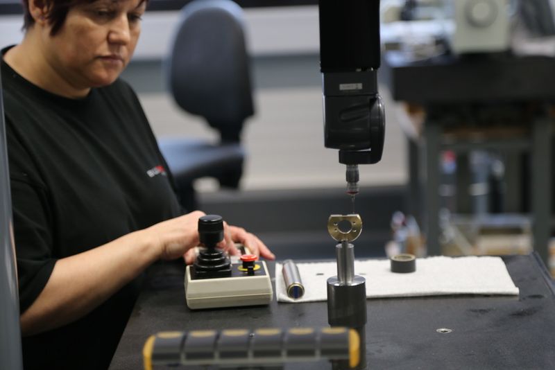 Une collaboratrice de Bultech Précision SA manie une machine de mesure 3D à palpeur. (Image: JR Gonthier)
