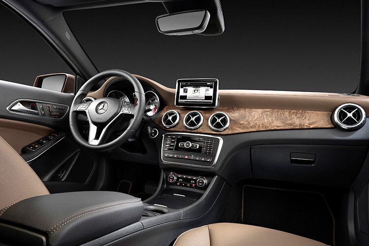 Außerdem kommt im Kompakt-SUV die neueste Multimedia-Generation zum Einsatz. Unter anderem wurde die Integration des Apple iPhone erweitert. Als Highlight nennt Daimler in diesem Zusammenhang die Sprachbedienung Siri sowie die Echtzeit-Positionsfreigabe Glympse. (Foto: Daimler)