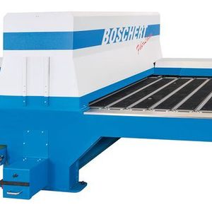 Komplettansicht der Fiber-Laser-Maschine von Boschert in Kompakt-Bauweise mit feststehendem Tisch, Blechtransport in X-Richtung und „fliegendem“ Laserkopf in Y-Richtung.