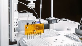 Schnell und zuverlässig aspirieren: Der Dosierkopf VTOI steuert mit nur einem Ventil alle acht Kanäle an.  (Bild: Festo SE & Co. KG)