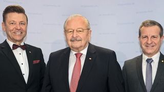 An der Spitze im Ehrenamt des Kfz-Gewerbes: Präsident Jürgen Karpinski (Mitte) und seine Stellvertreter Thomas Peckruhn (links) und Wilhelm Hülsdonk. (Bild: Zietz/»kfz-betrieb«)