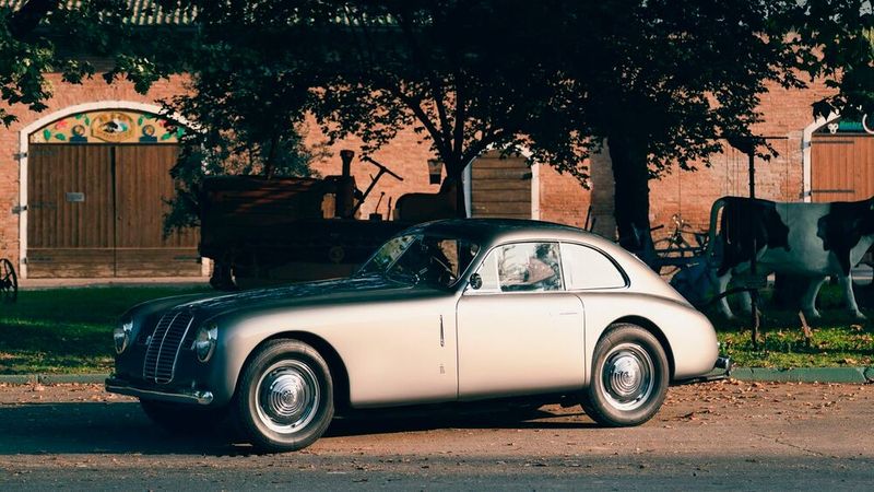 Maserati 1500 GT verkauft wurde. Er war das erste Straßenfahrzeug, das Maserati in Serie herstellte, und zugleich das letzte Modell des Unternehmens, das noch unter der Beteiligung von Mitgliedern der Maserati-Familie entwickelt wurde. Der Motor ist ein Reihensechszylinder mit 1488 cm³ Hubraum (Bohrung 66 mm, Hub 72,5 mm), dessen Block aus Aluminium gegossen war. Die Motorleistung betrug 65 PS (48 kW), bei 4.700/min. Daneben bot Maserati eine Version mit drei Vergasern und 90 PS (66 kW) an. (Bild: Maserati)