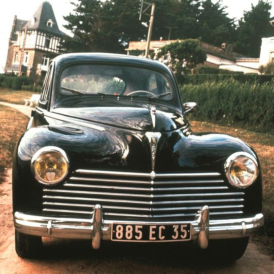 Sechs Jahre nach Entwicklungsbeginn feierte der Peugeot 203 seine Weltpremiere 1948.(Bild:  Peugeot)