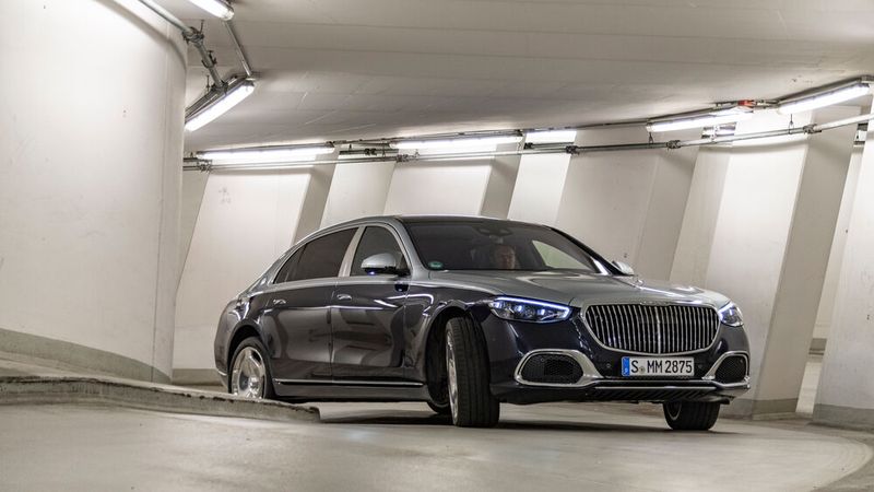 Durchschnittliche Parkhäuser dürften zum feindlichen Revier erklärt werden, selbst wenn die Limousine über eine optionale Hinterachslenkung verfügt. (Bild: Mercedes)