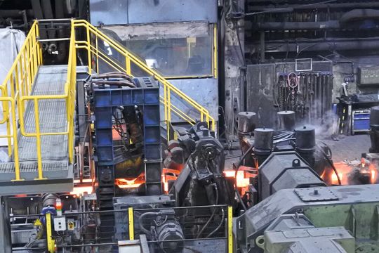 Grüner Stahl soll das Klima schützen! In Hamburg betreibt Arcelormittal eine Stahlproduktion, die mit Erdgas statt Koks betrieben wird. Auch Thyssenkrupp Steel setzt zur klimaneutralen Stahlproduktion darauf. Die Anlagen können später auch mit Wasserstoff betrieben werden.(Bild:  Th. Isenburg)