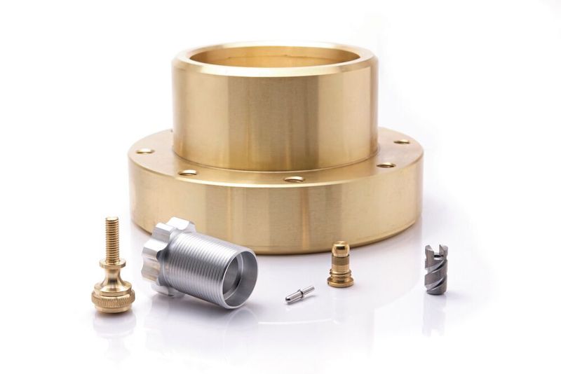 Typisches Bauteilspektrum der Eglin Präzisionsmechanik. Eine besondere Stärke ist die spanende Bearbeitung von Kupferlegierungen bis hin zu Reinkupfer.  (Bild: NIELS FRANKE)