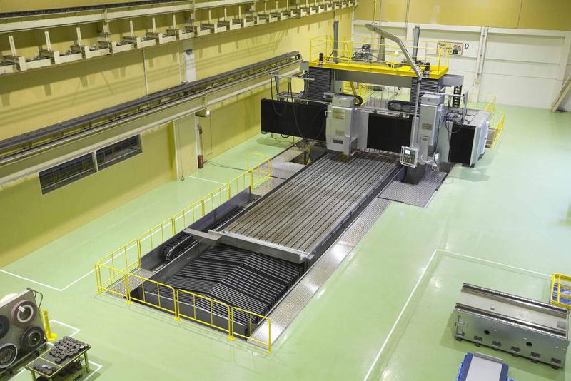 Bild 5: Die größte Doppelsäulen-Schleifmaschine von Okamoto hat fünf Achsen, hydrostatische Führungen und einen Schleifbereich von 3500 mm × 10 000 mm; die Maschine steht im japanischen Okamoto-Werk in Annaka. (Archiv: Vogel Business Media)