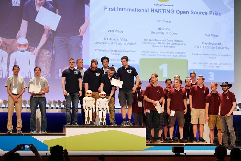 Die Technologiegruppe vergab beim Robocup erstmals den Harting Open Source Prize, die Auszeichnung ging an das Team Nimbro der Universität Bonn. (Harting/Stefan Hoyer)