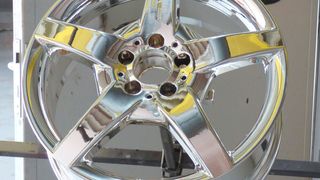 Von Felgen bis zu ganzen Fahrzeugen: Das CSM-System von Axalta ermöglicht Chromverspiegelungen auf unterschiedlichsten Oberflächen. (Axalta)