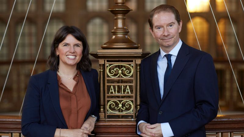 Kategorie Open Innovation: Der Award in dieser Kategorie geht an ein Siemens-Team, das die University of Birmingham modernisiert hat. Hier entstand mithilfe von Siemens der „smarteste Universitätscampus der Welt“. Mit Sensorik, Simulationen und KI werden auf dem Campus Daten gesammelt und verarbeitet, um den Ablauf an der Universität zu optimieren. Die Verwaltung bekommt dadurch einen Überblick, wie Gebäude und einzelne Räume genutzt werden. Faye Bowser von Siemens und Steven Jarvis, Professor an der Universität Birmingham, nahmen den Award stellvertretend für das Team an. (Bild: ©Enno Kapitza/Siemens AG)