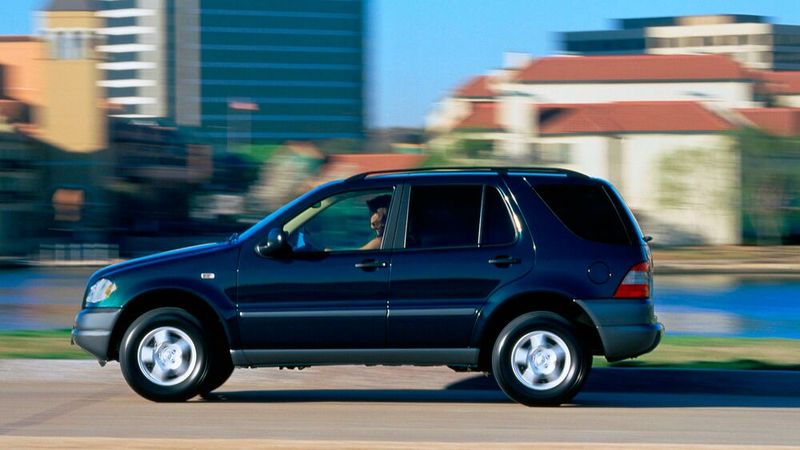 Die M-Klasse (oder ML) wurde 1997 erstmals als Mercedes-Benz W 163 vorgestellt. Sie ist das erste ausschließlich als Mercedes-Benz vermarktete SUV des Herstellers und das zweite SUV-Modell in der Konzerngeschichte, nachdem der SsangYong Musso ab 1993 in einigen Märkten als Mercedes Musso vermarktet wurde. Hier wurden die Fahrzeuge auch in Mercedes-Benz-Werkstätten betreut. (Bild: Mercedes-Benz AG)