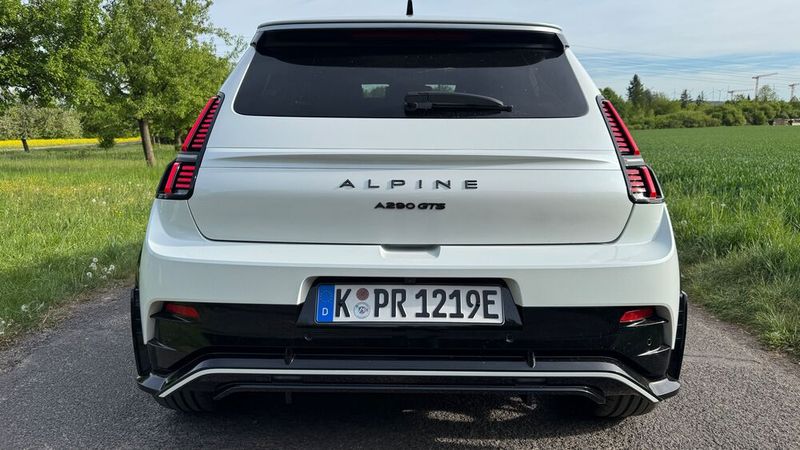 Das trapezförmige Heck mündet bei der Alpine in einen sportlichen Diffusor. (Bild: Achter – VCG)