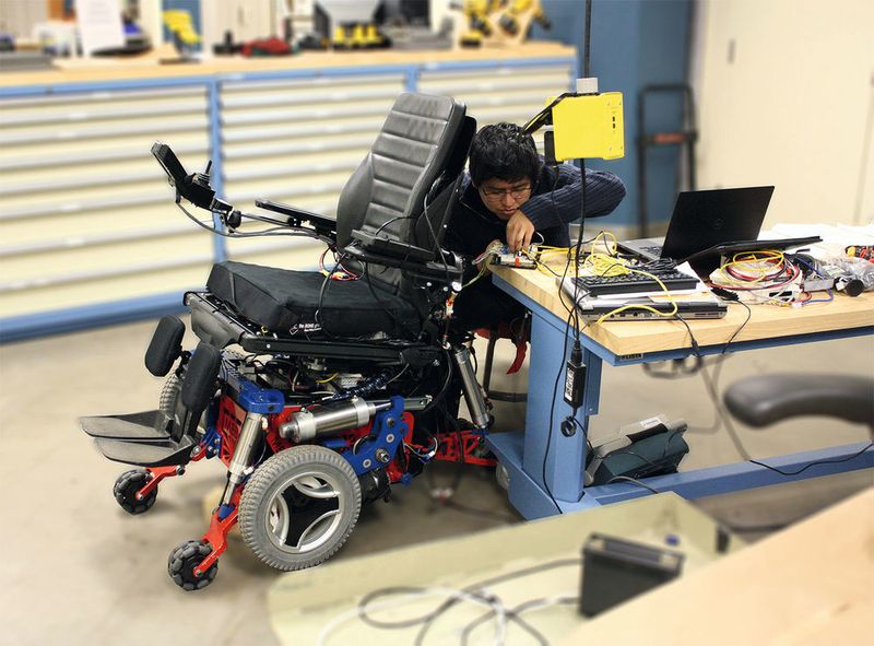 Mit seinen drei Radeinheiten kann der Rollstuhlroboter Me-Bot Treppen, Bordsteine und andere Hindernisse überwinden. (Michael Lain / HERL)
