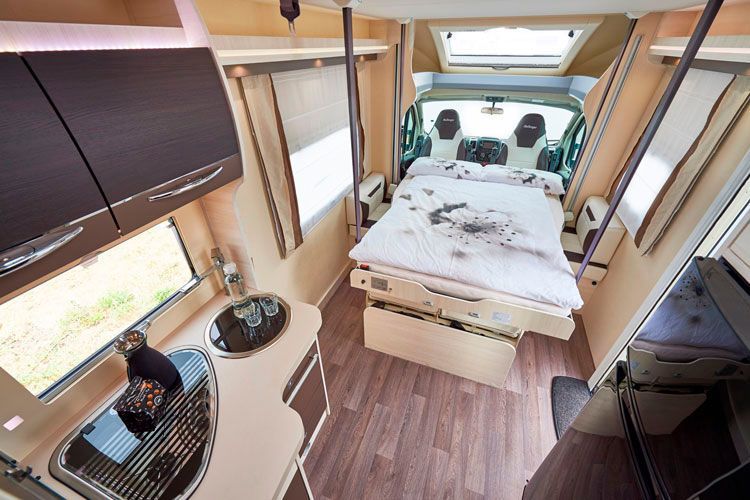 Im Challenger Mageo 280 lässt sich das Hubbett vorne längs absenken. (Foto: Challenger)