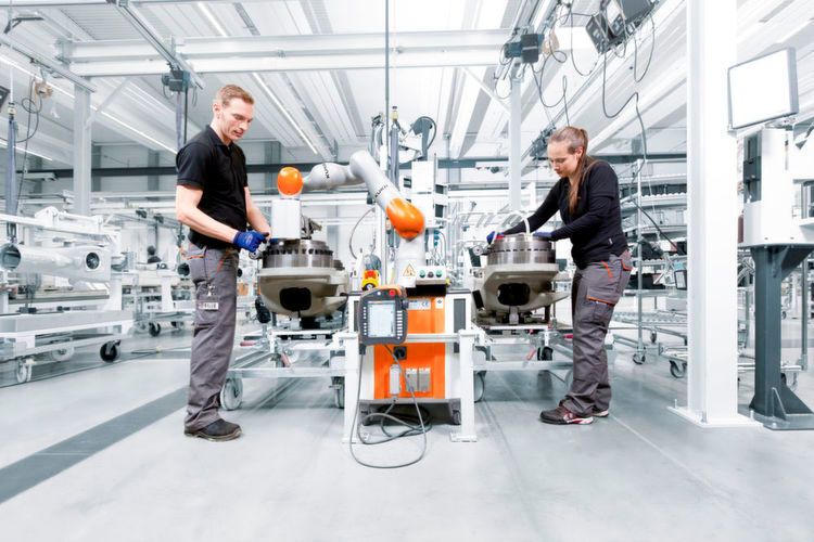 Kuka zeigt mit dem LBR iiwa die sensitive und sichere Zusammenarbeit zwischen Mensch und Maschine. Künftig soll der Roboter nicht mehr nur im industriellen Umfeld assistieren, sondern sich zum alltäglichen Begleiter des Menschen entwickeln. Dazu müssen alle Schnittstellen vereinfacht werden – ob für Programmierung, Inbetriebnahme, Bedienung, Analyse oder Service. Auf der Automatica zeigt Kuka neue Lösungen, die den Bereich der Cobots für industrielle wie allgemeine Anwendungen abdecken. In Halle A4, Stand 221. (Kuka / Marek Vogel Fotografie 2016)