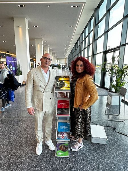 Helge Scherff (Nuvias) und Besa (IT-BUSINESS) wissen: Lesen bildet! (Bild: Vogel IT-Medien)