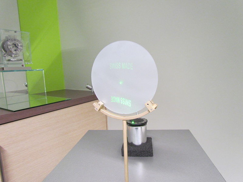 Hologramme anti-contrefaçon révélé par une illumination au faisceau laser. (Image: Mimotec)