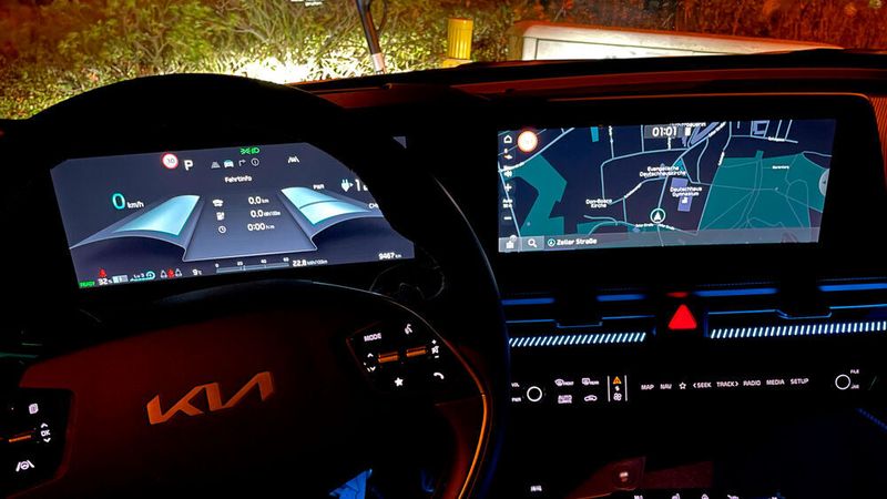 8. Das Infotainment-System: Die zwei großen Displays wirken hochwertig, mit ihrer leichten Biegung verleihen sie dem Innenraum des EV6 mehr Premium-Touch als das beim Hyundai Ioniq 5 der Fall ist. Das System ist an sich leicht verständlich aufgebaut. Schade ist, dass das Navigationssystem bei der Routenplanung nicht so intelligent mit empfohlenen Ladestopps in der Nähe der Strecke unterstützt, wie das bei anderen Marken der Fall ist. (Seyerlein/VCG)