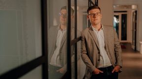 Julian Ziebarth ist Geschäftsführer von Ziebarth Industrial Technologies sowie KI-Strategieberater für die Industrie. Als ehemaliger Betriebsleiter im Formenbau kennt er die industrielle Wertschöpfung aus der Praxis. (Bild: Ziebarth Industrial Technologies)