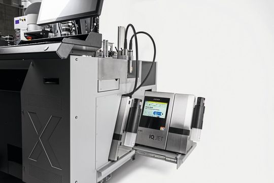 Integrierte Kennzeichnungstechnologie: Die beiden Leibinger Iqjet sind platzsparend und einfach zugänglich über eine praktische Schublade direkt in das Gehäuse der Zeta 620 G2 integriert(Bild:  Komax AG)