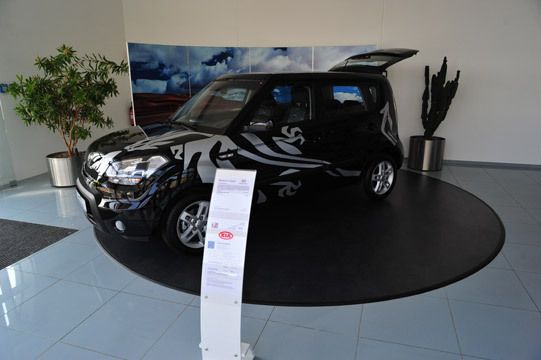 Ein Fahrzeug kann hervorgehoben präsentiert werden - vor einem auswechselbaren Hintergrund, so dass der Händler zum Beispiel eine Neueinführung besonders darstellen kann. (Archiv: Vogel Business Media)