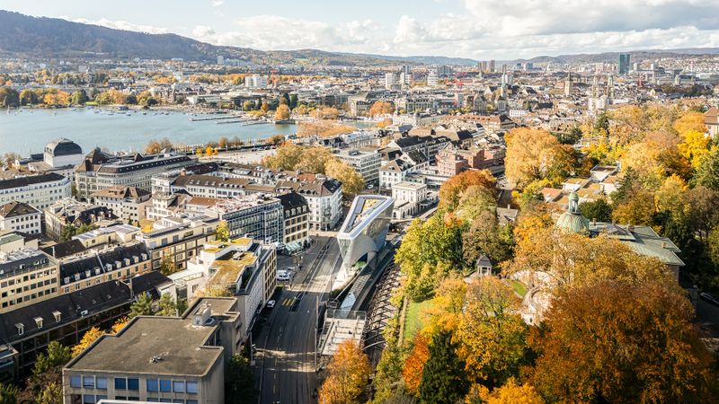 Das „Haus zum Falken“ von Santiago Calatrava am Zürcher Bahnhof Stadelhofen überzeugt mit einer skulpturalen Glas-Metall-Fassade von BGT Bischoff Glastechnik und Aepli Metallbau. (Bild:  Ingo Rasp)