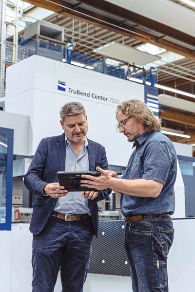 Tim Ungerer, Leiter Produktmanagement Blechtechnik bei Merz und Stefan Pollanka, Fachbereichsleiter Vorfertigung, zogen während der Umstellung auf die neue Fertigungssteuerung Oseon stets an einem Strang. Nur so gelang es, das Unternehmen in hohem Tempo fit für die Zukunft zu machen. (Bild: Trumpf)