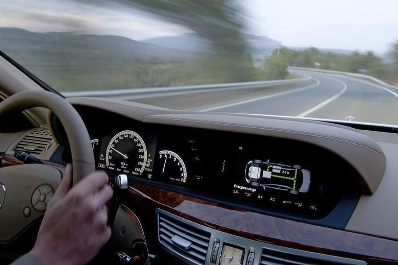 Die Sensoren und Systeme analysieren stetig die Fahrweise und die Umgebung. (Archiv: Vogel Business Media)