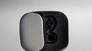 Die neu gegründete Sauer Charging Solutions will nach innen öffnende Abdeckkappen entwickeln. (Sauer)