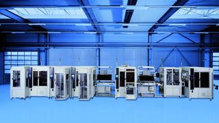 Komplettansicht einer Mobiltelefon-Montagelinie von Baumann. Das modulare Transfersystem erlaubt eine beliebige Aneinanderreihung von automatischen Montagezellen, Handarbeits- und Reparaturplätzen.  Bild: Bosch Rexroth (Archiv: Vogel Business Media)
