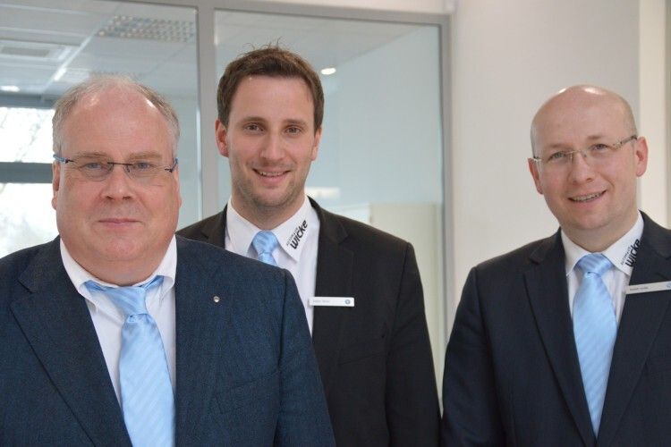 Geschäftsführer Kai Wicke (l.) präsentierte zusammen mit Marketingleiter Stefan Rams (m.) und Gebrauchtwagenverkaufsleiter Radek Golla die Vertriebs- und Marketingstrategie des Autohauses. (Foto: Achter)