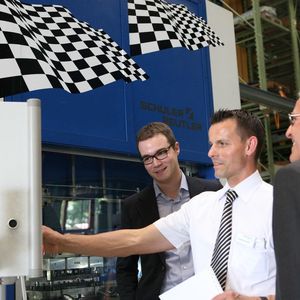 Benedikt Schenker, Technischer Leiter bei der Beutler Nova AG in Gettnau/Schweiz (Mitte), erläutert Besuchern der Hausmesse die Vorteile des neuen Schnellläufer-Stanzautomaten. Bild: Beutler Nova