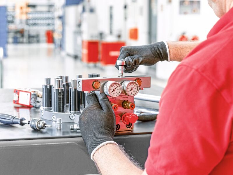 Montage eines Plattenverbundsystems. (Bild: Steinel)